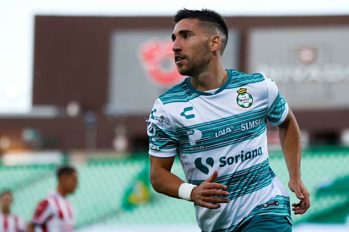 Fernando Gorriarán festeja un gol en partido entre Santos Laguna y Chivas del Guadalajara.