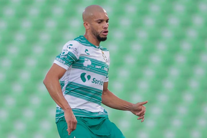Matheus Dória en un partido entre Santos Laguna y Chivas de Guadalajara.