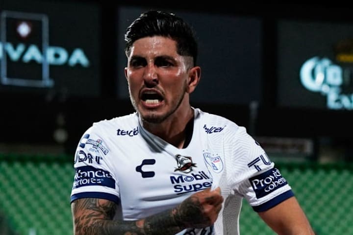 Víctor Guzmán celebra un gol con Pachuca.