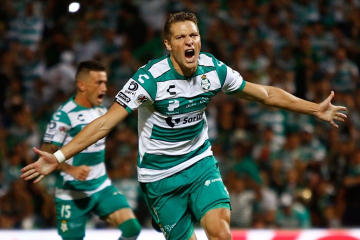 Julio Furch celebra un gol ante Pachuca.