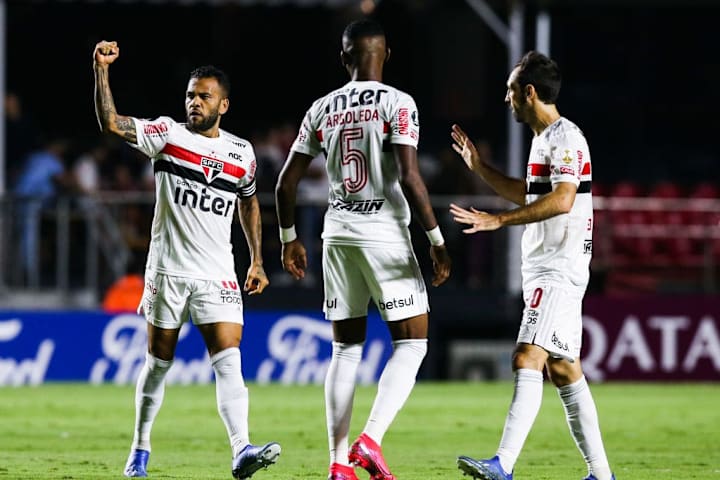 São Paulo investiu em nomes de peso e não teve retorno. Dani Alves, por exemplo, ganha cerca de R$ 1,5 milhão por mês.