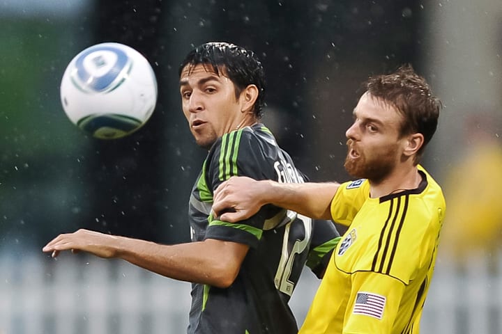 Jugadores del Seattle y del Columbus pelean un balón.