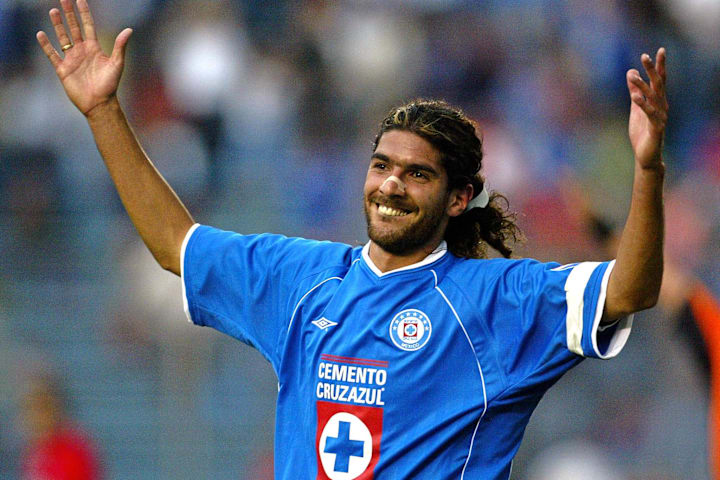Sebastián Abreu celebra un gol con Cruz Azul.
