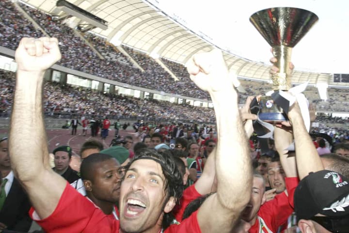 Buffon e la Juventus festeggiano per il ritorno in Serie A