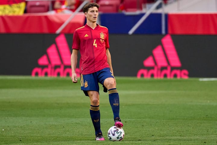 Pau Torres jugando un amistoso vs Portugal