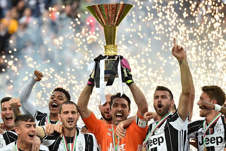 Il capitano della Juventus alza uno dei 7 scudetti consecutivi vinti dal 2011 al 2018