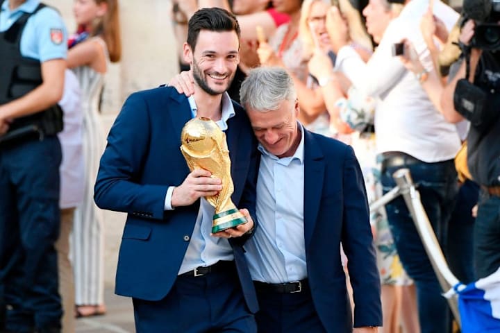 Hugo Lloris et Didier Deschamps célèbrent la deuxième étoile des Bleus