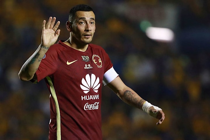 Rubens Sambueza en un partido del América.