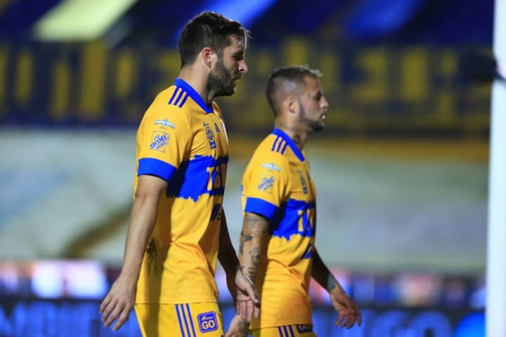 Jugadores de Tigres UANL en un partido con el equipo.