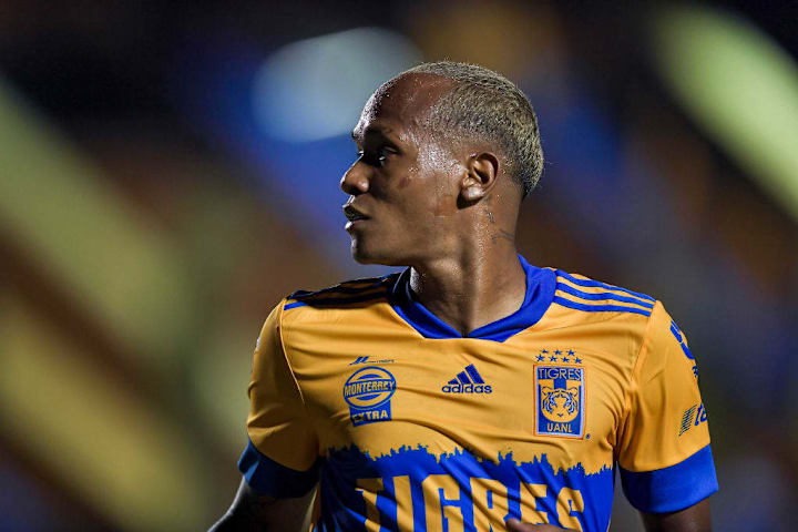 Luis Quiñones en un partido de los Tigres UANL.