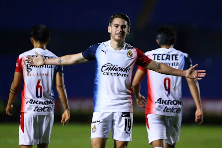 Jesús Angulo celebra un gol conseguido con las Chivas del Guadalajara.