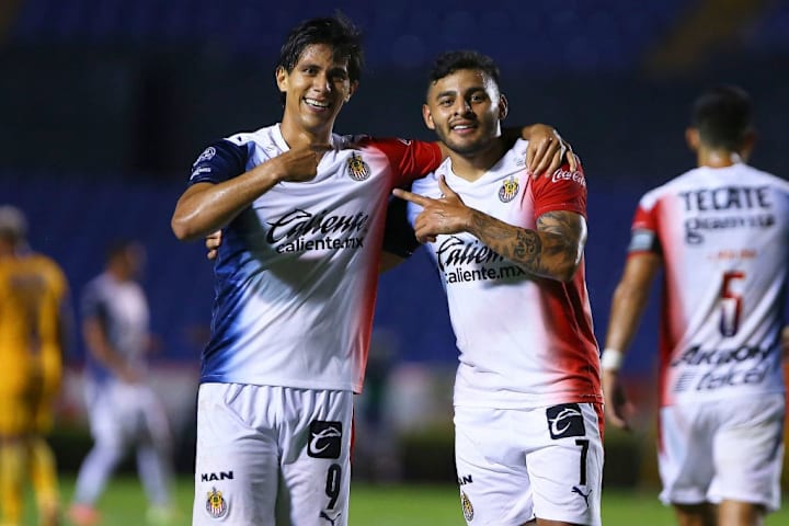 José Juan Macías y Alexis Vega celebran un gol en partido de las Chivas del Guadalajara.
