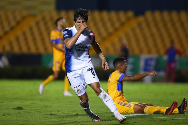 José Juan Macías celebra un gol con las Chivas del Guadalajara.
