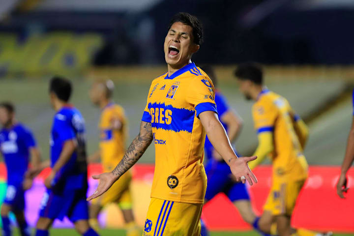 Carlos Salcedo se lamenta en un partido de los Tigres UANL.