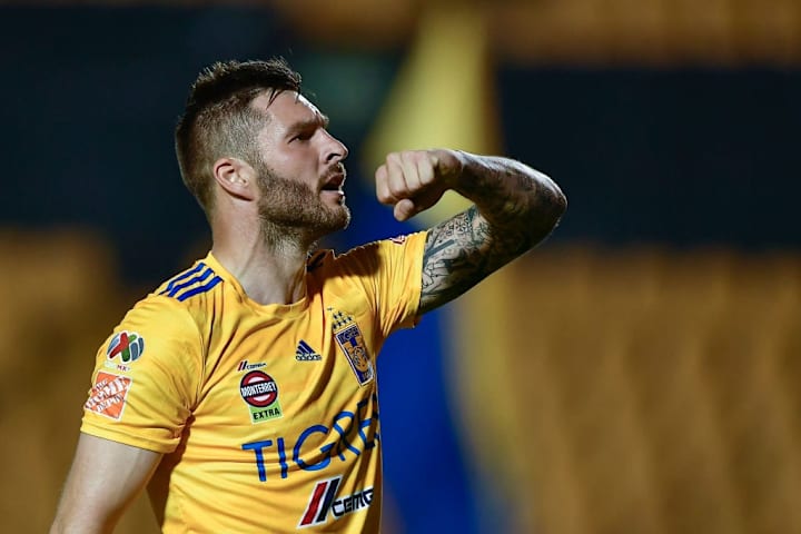André Pierre Gignac celebra un gol con los Tigres UANL.