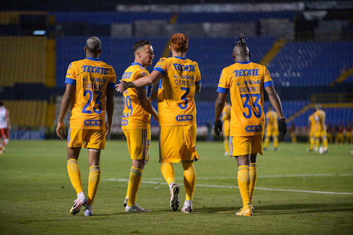 Jugadores de Tigres UANL celebran un gol.