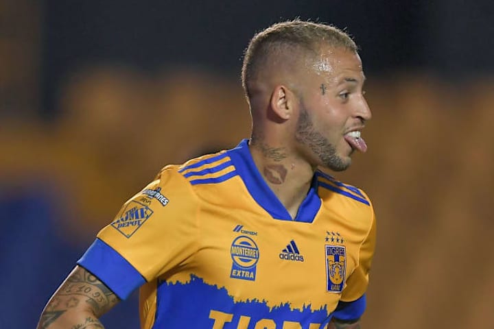 Nicolás López celebra un gol en un partido de los Tigres UANL.