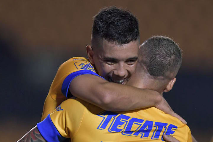 Leo Fernández y Nicolás López celebran un gol en partido entre Tigres UANL y Querétaro.