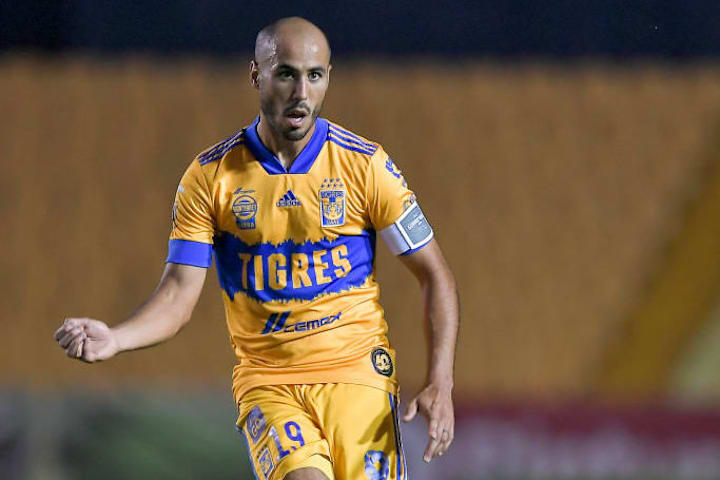 Guido Pizarro en un partido de los Tigres UANL.