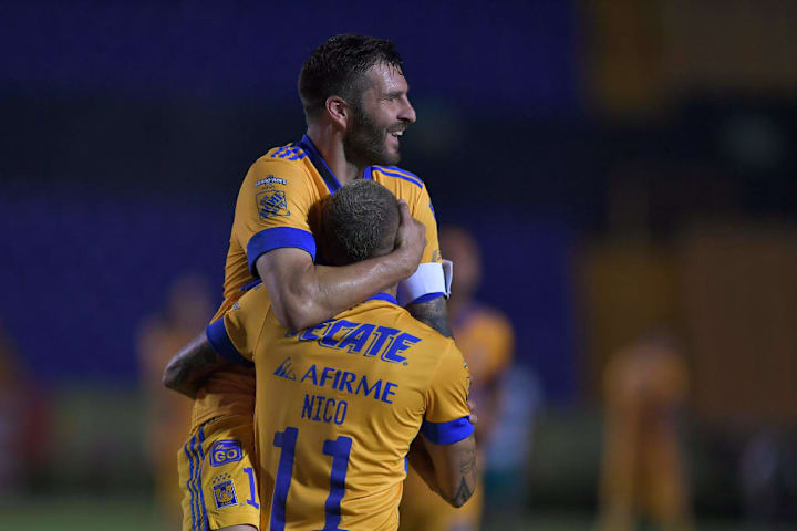 Jugadores de los Tigres UANL celebran un gol.