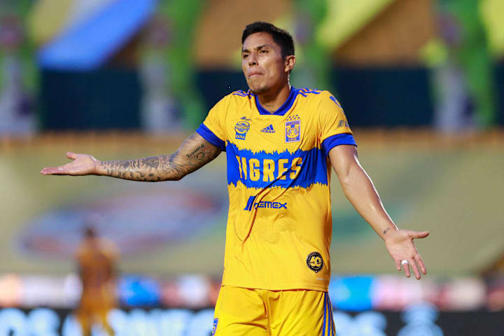 Carlos Salcedo en un partido de los Tigres UANL.