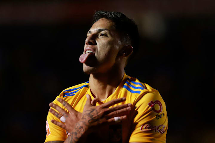 Carlos Salcedo festeja un gol en un partido ante Toluca.