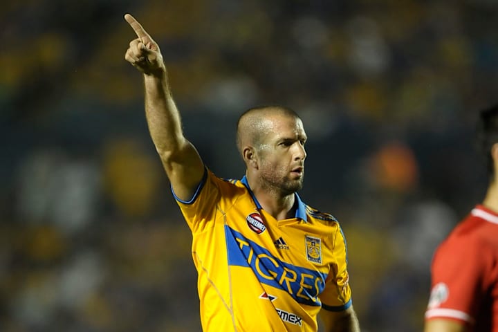 Emmanuel Villa en un partido de los Tigres UANL.