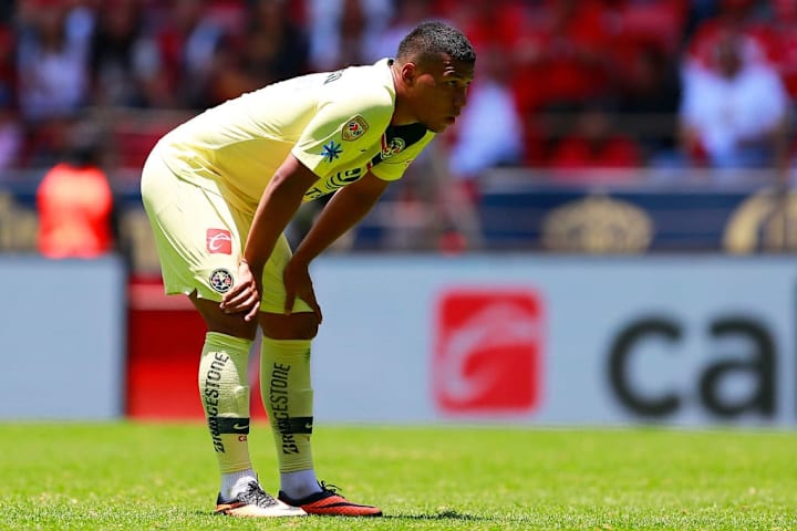 Roger Martínez en un partido entre el Toluca y América.