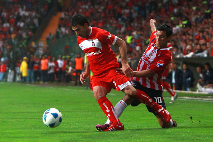 Alberto Medina pelea un balón ante Sinha.