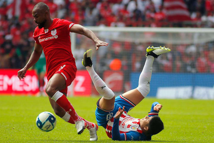 William Da Silva controla el balón en un partido entre Toluca y las Chivas del Guadalajara.