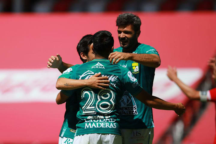 Jugadores del León celebran un gol ante Toluca.