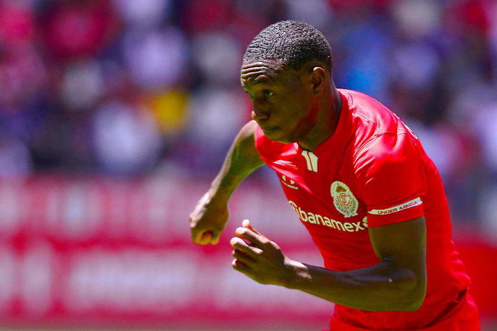 Aníbal Chalá en un partido entre Toluca y Monarcas Morelia.