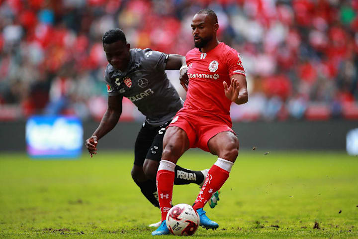 William Da Silva controla el balón ante la marca de un jugador de Necaxa.