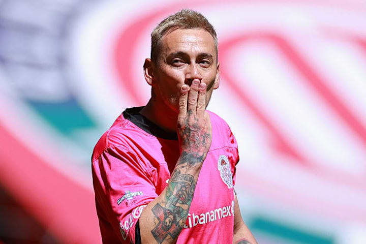 Rubens Sambueza celebra un gol con el Toluca.