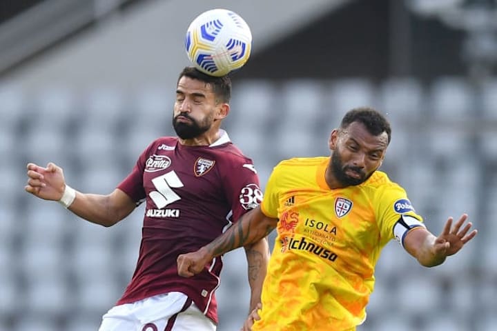 Torino FC v Cagliari Calcio, Rincon in contrasto aereo con Joao Pedro