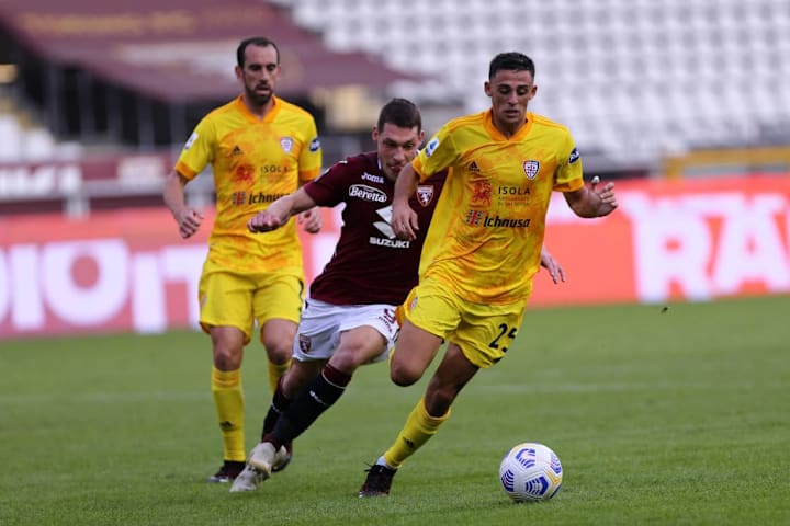 Zappa in azione con la maglia del Cagliari