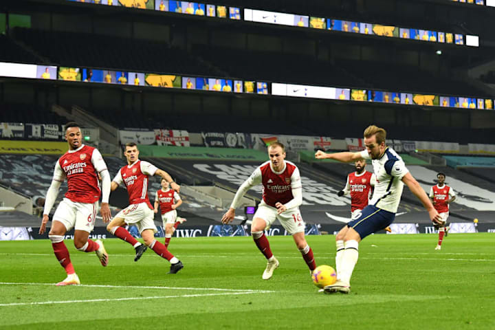 Kane disparando frente a los jugadores del Arsenal