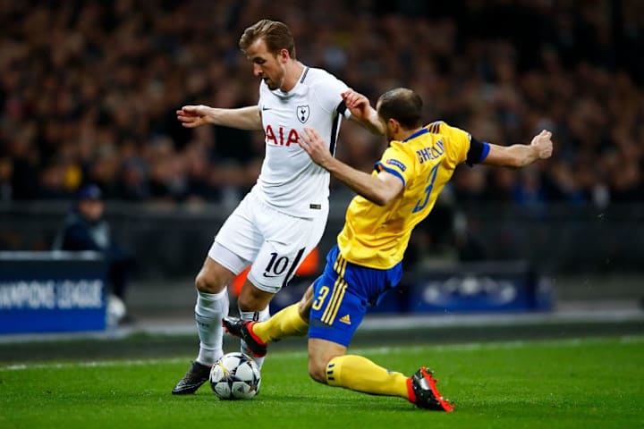Chiellini a contrasto con l'attaccante degli Spurs, Harry Kane