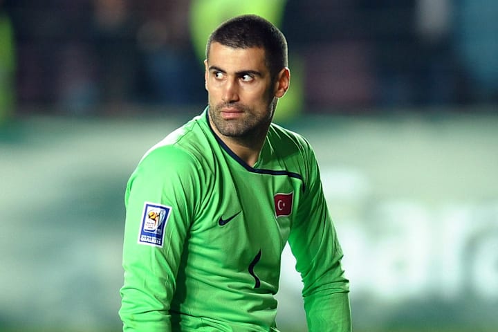 Volkan Demirel fue silbado por su propia afición