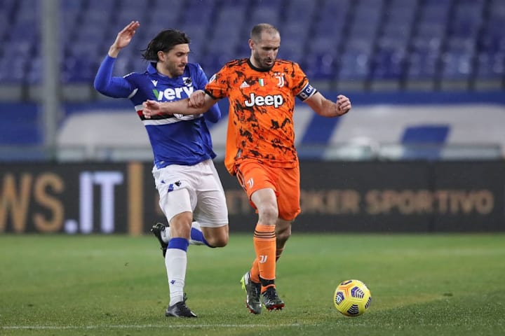Torregrossa contende il pallone a Chiellini
