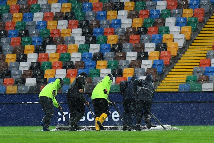 Gli addetti all'opera sul prato della Dacia Arena
