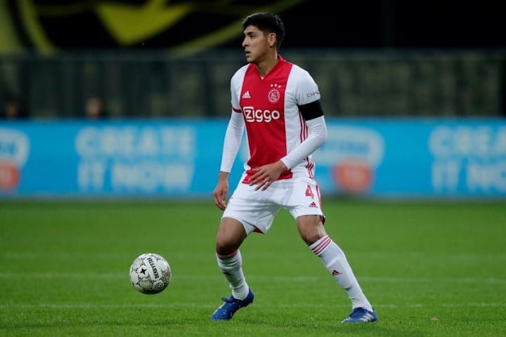 Edson Álvarez controla el balón en partido del Ajax.