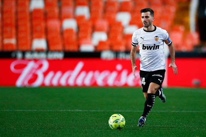Il difensore argentino è senza squadra dopo i 4 anni al Valencia