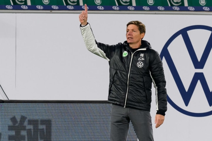 Oliver Glasner mit erhobenem Zeigefinger: Der VfL-Coach ist in Wolfsburg nicht wirklich zufrieden