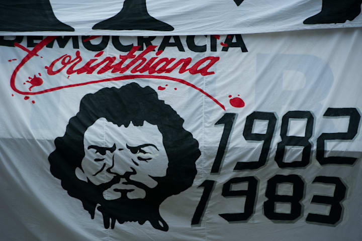 Striscione omaggio a Socrates