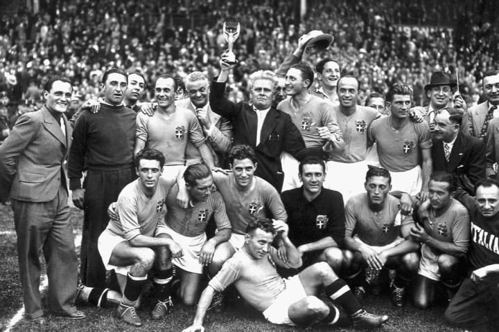 Vittorio Pozzo et la Squadra Azzura célébrant leur deuxième sacre mondial en 1938.