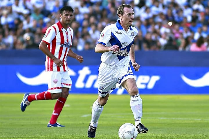 Emilio Butragueño controla un balón.