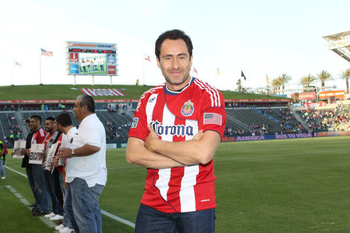Demian Bichir con la playera de las Chivas del Guadalajara.