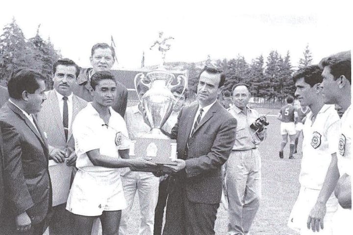 Porfirio Gutiérrez, capitán del equipo, entrega el trofeo al presidente Guillermo Álvarez Macías