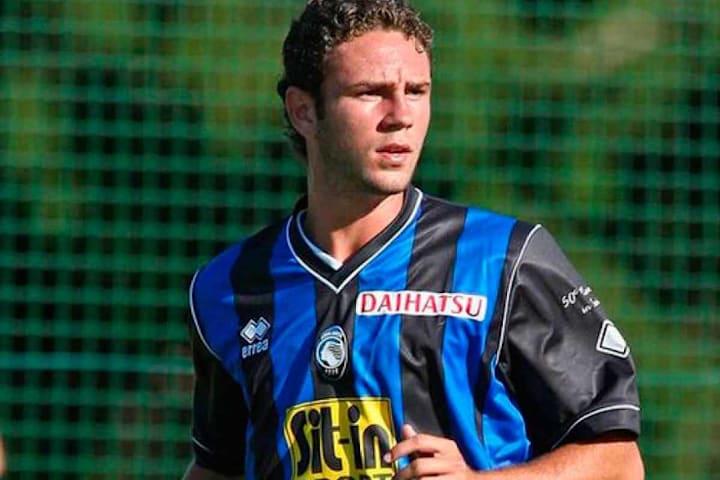 Miguel Layún en un partido con el Atalanta.